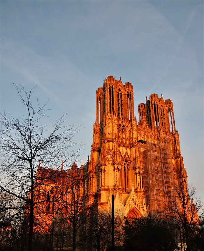 Remešská katedrála v podvečernom slnku
