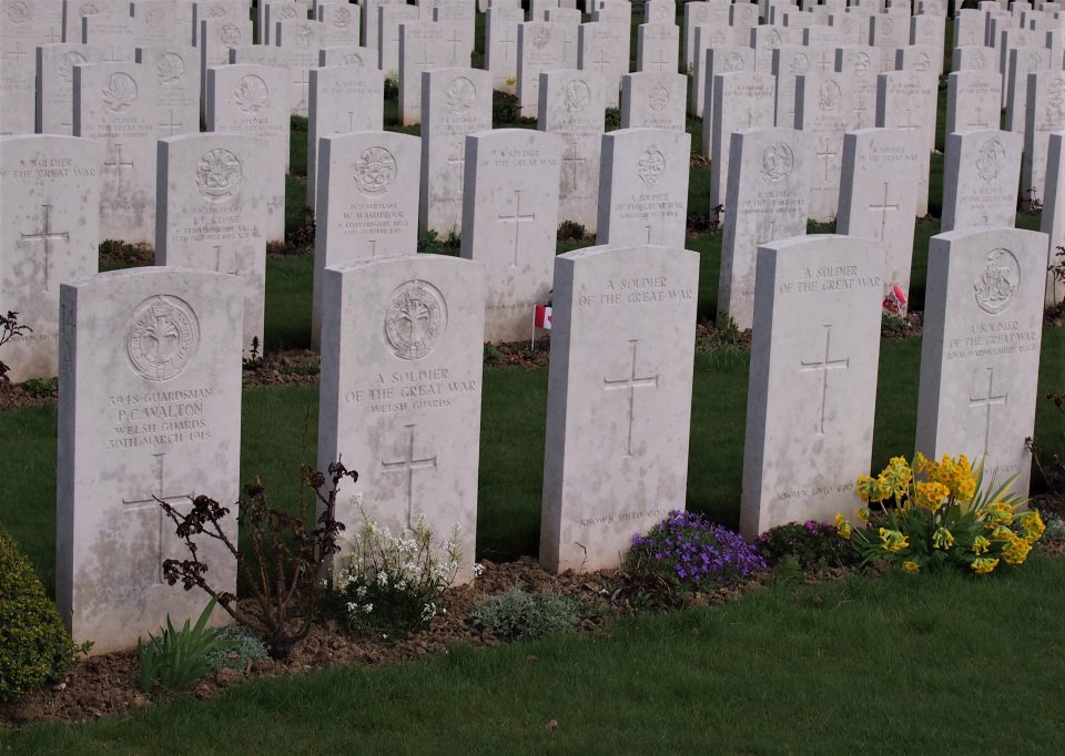 Severom Francúzska sa tiahol západný front počas oboch svetových vojen. Podobných spomienkových cintorínov tam preto nájdete pomerne veľa.